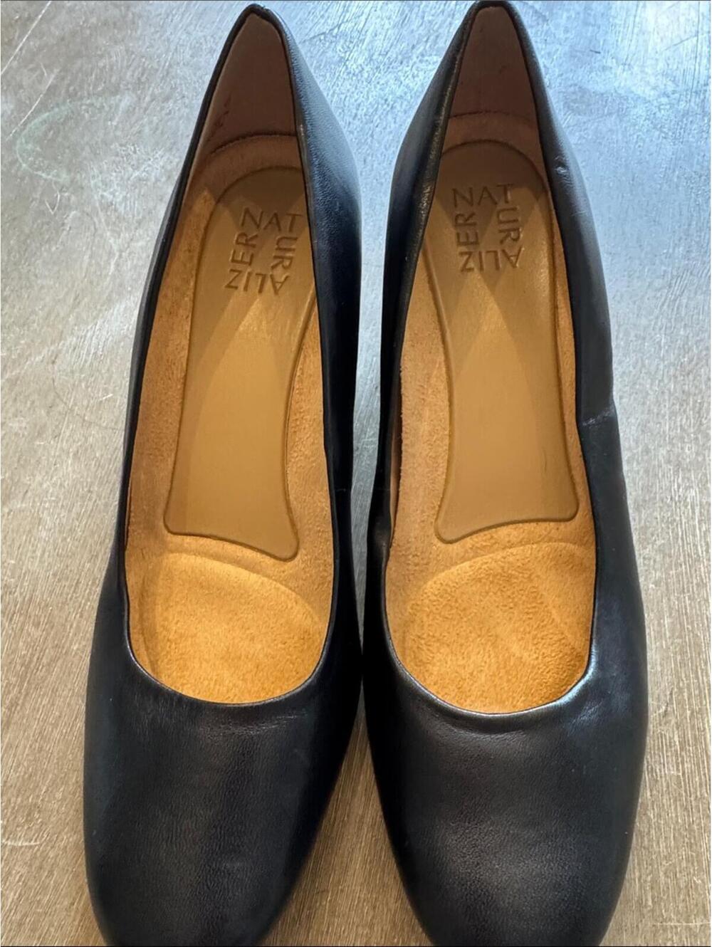 Naturalizer Black Leather Comfort Pump